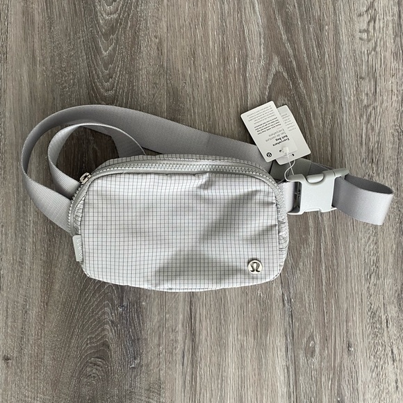 Brand new Lululemon Everywhere Belt Bag grey/ seal grey graphic squares pattern - Picture 4 of 10